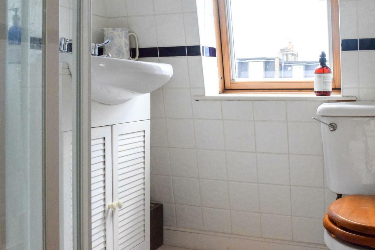 3 Bedroom Family House With A Superb Kitchen And Garden Лондон Экстерьер фото